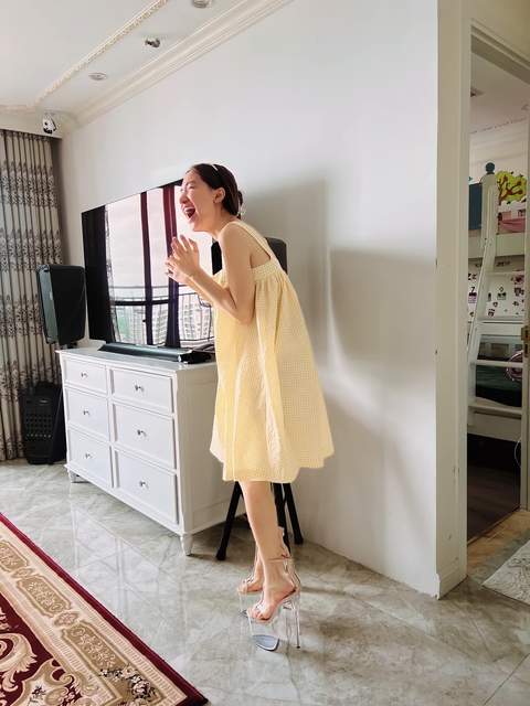 Hoàng Thùy tặng sinh nhật giày tăng chiều cao khiến Hòa Minzy phát cuồng - Ảnh 4. Hoàng Thùy tặng sinh nhật giày tăng chiều cao khiến Hòa Minzy phát cuồng - Ảnh 4.