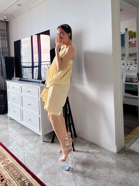 Hoàng Thùy tặng sinh nhật giày tăng chiều cao khiến Hòa Minzy phát cuồng - Ảnh 3. Hoàng Thùy tặng sinh nhật giày tăng chiều cao khiến Hòa Minzy phát cuồng - Ảnh 3.