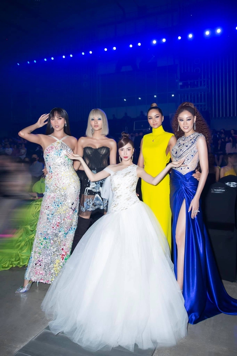 Hoàng Thùy tặng sinh nhật giày tăng chiều cao khiến Hòa Minzy phát cuồng - Ảnh 1. Hoàng Thùy tặng sinh nhật giày tăng chiều cao khiến Hòa Minzy phát cuồng - Ảnh 1.