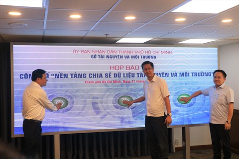 TP.HCM công bố cổng thông tin giúp người dân tra cứu dữ liệu đất đai, địa lý - Ảnh 2. TP.HCM công bố cổng thông tin giúp người dân tra cứu dữ liệu đất đai, địa lý - Ảnh 2.