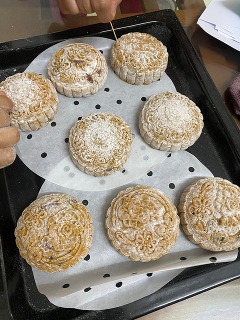 Tỉ mỉ làm bánh trung thu biếu ông bà nhưng gặp tai nạn khó đỡ - Ảnh 1. Tỉ mỉ làm bánh trung thu biếu ông bà nhưng gặp tai nạn khó đỡ - Ảnh 1.