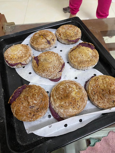 Tỉ mỉ làm bánh trung thu biếu ông bà nhưng gặp tai nạn khó đỡ - Ảnh 3. Tỉ mỉ làm bánh trung thu biếu ông bà nhưng gặp tai nạn khó đỡ - Ảnh 3.