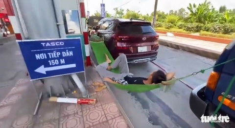 Tài xế mắc võng, dùng tiền âm phủ… để phản đối thu phí qua trạm BOT Kiến Xương - Ảnh 1. Tài xế mắc võng, dùng tiền âm phủ… để phản đối thu phí qua trạm BOT Kiến Xương - Ảnh 1.
