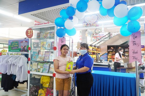 Đến siêu thị cho và nhận đồ cũ miễn phí - Ảnh 1. Đến siêu thị cho và nhận đồ cũ miễn phí - Ảnh 1.