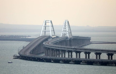 Ukraine nói chiến sự bế tắc, muốn phá cầu nối với bán đảo Crimea - Ảnh 1. Ukraine nói chiến sự bế tắc, muốn phá cầu nối với bán đảo Crimea - Ảnh 1.