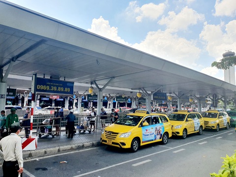 Tân Sơn Nhất mạnh tay xử lý taxi, xe công nghệ hét giá trời ơi với khách - Ảnh 1. Tân Sơn Nhất mạnh tay xử lý taxi, xe công nghệ hét giá trời ơi với khách - Ảnh 1.