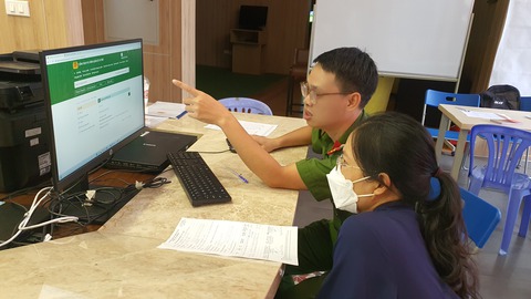 Công an TP.HCM lập 3 điểm hỗ trợ người dân cách thực hiện thủ tục hành chính trực tuyến - Ảnh 1. Công an TP.HCM lập 3 điểm hỗ trợ người dân cách thực hiện thủ tục hành chính trực tuyến - Ảnh 1.