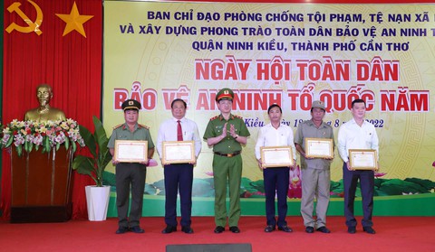 Thứ trưởng Bộ Công an: ‘Ninh Kiều xây dựng được thế trận an ninh nhân dân vững chắc’ - Ảnh 1. Thứ trưởng Bộ Công an: ‘Ninh Kiều xây dựng được thế trận an ninh nhân dân vững chắc’ - Ảnh 1.