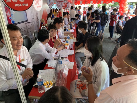 Mỏi mắt tìm thông tin học phí đại học - Ảnh 1. Mỏi mắt tìm thông tin học phí đại học - Ảnh 1.