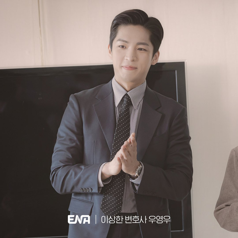 Kwon “Mánh Khóe” bị bố mắng vì đóng vai xấu tính trong ‘Nữ luật sư kỳ lạ Woo Young Woo’ - Ảnh 1. Kwon “Mánh Khóe” bị bố mắng vì đóng vai xấu tính trong ‘Nữ luật sư kỳ lạ Woo Young Woo’ - Ảnh 1.
