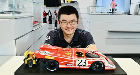 Nhân viên Porsche sưu tầm gần 1.000 mô hình xe, được thăng chức giám đốc - Ảnh 1. Nhân viên Porsche sưu tầm gần 1.000 mô hình xe, được thăng chức giám đốc - Ảnh 1.