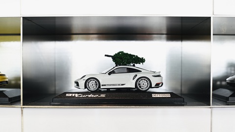Nhân viên Porsche sưu tầm gần 1.000 mô hình xe, được thăng chức giám đốc - Ảnh 12. Nhân viên Porsche sưu tầm gần 1.000 mô hình xe, được thăng chức giám đốc - Ảnh 12.