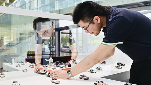 Nhân viên Porsche sưu tầm gần 1.000 mô hình xe, được thăng chức giám đốc - Ảnh 3. Nhân viên Porsche sưu tầm gần 1.000 mô hình xe, được thăng chức giám đốc - Ảnh 3.
