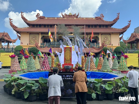 Khai mạc đại lễ tưởng niệm, kỳ siêu đồng bào tử vong do COVID-19 - Ảnh 1. Khai mạc đại lễ tưởng niệm, kỳ siêu đồng bào tử vong do COVID-19 - Ảnh 1.