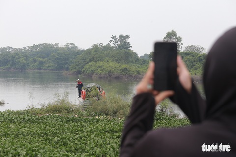 Dùng camera quay dưới nước tìm kiếm nữ sinh mất tích - Ảnh 7. Dùng camera quay dưới nước tìm kiếm nữ sinh mất tích - Ảnh 7.
