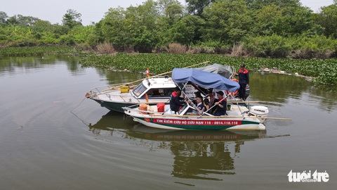 Dùng camera quay dưới nước tìm kiếm nữ sinh mất tích - Ảnh 2. Dùng camera quay dưới nước tìm kiếm nữ sinh mất tích - Ảnh 2.