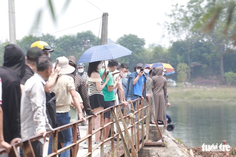Dùng camera quay dưới nước tìm kiếm nữ sinh mất tích - Ảnh 4. Dùng camera quay dưới nước tìm kiếm nữ sinh mất tích - Ảnh 4.