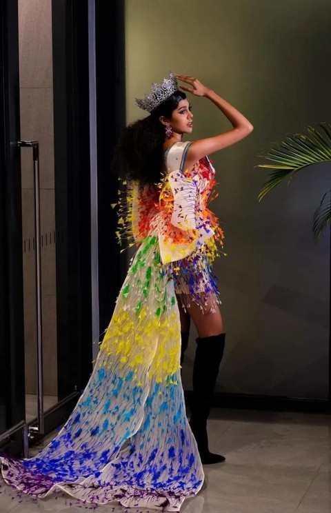 Miss Campuchia xin lỗi fan Việt vì mặc váy pha-ke của NTK Việt - Ảnh 4. Miss Campuchia xin lỗi fan Việt vì mặc váy pha-ke của NTK Việt - Ảnh 4.