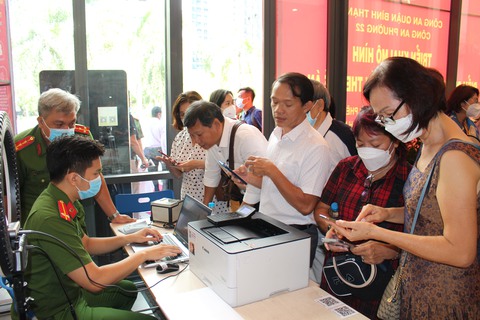 Công an TP.HCM lập 3 điểm hỗ trợ người dân cách thực hiện thủ tục hành chính trực tuyến - Ảnh 2. Công an TP.HCM lập 3 điểm hỗ trợ người dân cách thực hiện thủ tục hành chính trực tuyến - Ảnh 2.