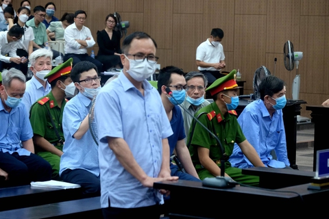 Cựu bí thư, cựu chủ tịch tỉnh Bình Dương bị đề nghị 9-10 năm tù - Ảnh 2. Cựu bí thư, cựu chủ tịch tỉnh Bình Dương bị đề nghị 9-10 năm tù - Ảnh 2.