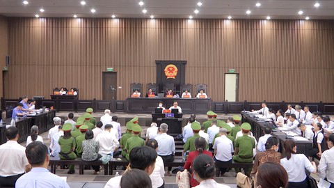 Cựu bí thư, cựu chủ tịch tỉnh Bình Dương bị đề nghị 9-10 năm tù - Ảnh 1. Cựu bí thư, cựu chủ tịch tỉnh Bình Dương bị đề nghị 9-10 năm tù - Ảnh 1.