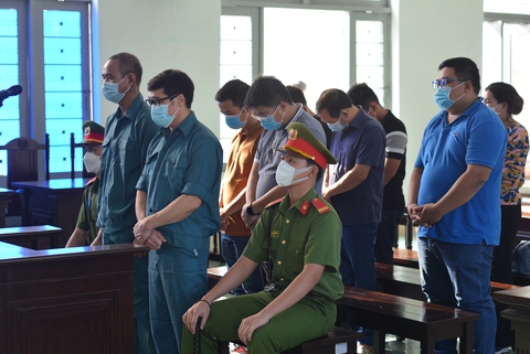 Trùm buôn lậu xăng dầu ngàn tỉ ở Bình Thuận lãnh 14 năm tù - Ảnh 1. Trùm buôn lậu xăng dầu ngàn tỉ ở Bình Thuận lãnh 14 năm tù - Ảnh 1.