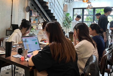 Ngày có bạn trà sữa, tối về trằn trọc cả đêm đâu biết ra sao ngày mai - Ảnh 2. Ngày có bạn trà sữa, tối về trằn trọc cả đêm đâu biết ra sao ngày mai - Ảnh 2.