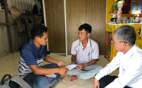Báo Tuổi Trẻ tiếp tục hỗ trợ gia đình các ngư dân tử nạn trong vụ chìm tàu cá ở Bình Thuận - Ảnh 1. Báo Tuổi Trẻ tiếp tục hỗ trợ gia đình các ngư dân tử nạn trong vụ chìm tàu cá ở Bình Thuận - Ảnh 1.