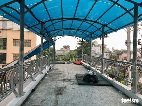 Ớn lạnh trước cảnh bơm kim tiêm dày đặc, đánh bẫy người đi tại cầu bộ hành ở TP.HCM - Ảnh 7. Ớn lạnh trước cảnh bơm kim tiêm dày đặc, đánh bẫy người đi tại cầu bộ hành ở TP.HCM - Ảnh 7.