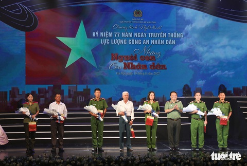 Ấn tượng đêm nghệ thuật đầy cảm xúc về những người con của nhân dân - Ảnh 3. Ấn tượng đêm nghệ thuật đầy cảm xúc về những người con của nhân dân - Ảnh 3.