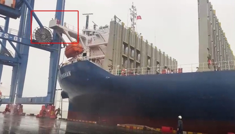 Tạm giữ một tàu hàng nước ngoài va chạm gây hỏng trụ cẩu giàn ở cảng Đình Vũ - Ảnh 1. Tạm giữ một tàu hàng nước ngoài va chạm gây hỏng trụ cẩu giàn ở cảng Đình Vũ - Ảnh 1.