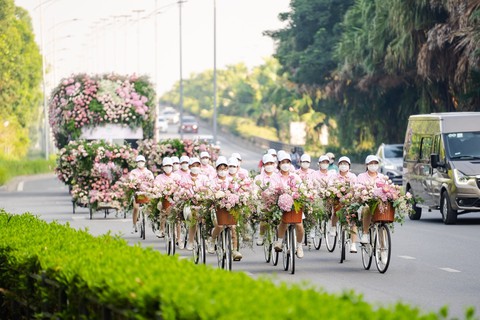 Roadshow siêu ấn tượng: Xe đạp, xích lô, bus ngập tràn sắc hoa sen - Ảnh 5. Roadshow siêu ấn tượng: Xe đạp, xích lô, bus ngập tràn sắc hoa sen - Ảnh 5.