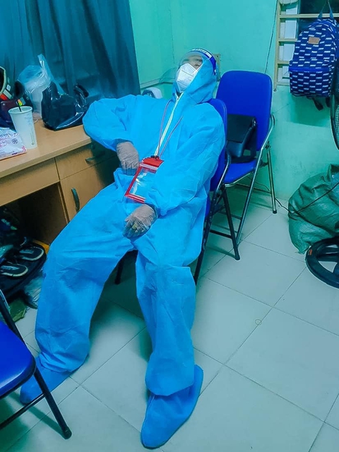 Nữ y tá chăm sóc bệnh nhân COVID-19 suốt đêm để vong linh cha yên lòng - Ảnh 2. Nữ y tá chăm sóc bệnh nhân COVID-19 suốt đêm để vong linh cha yên lòng - Ảnh 2.
