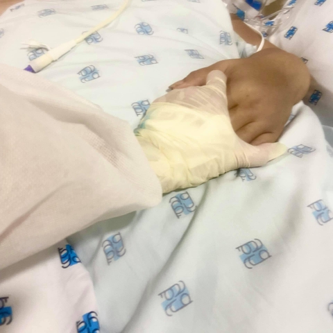 Nữ y tá chăm sóc bệnh nhân COVID-19 suốt đêm để vong linh cha yên lòng - Ảnh 1. Nữ y tá chăm sóc bệnh nhân COVID-19 suốt đêm để vong linh cha yên lòng - Ảnh 1.
