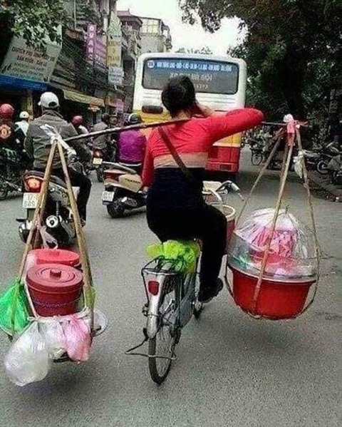 Chở hàng như làm xiếc của các bác tài Việt - Ảnh 1.