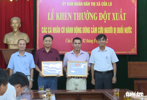 Khen thưởng bí thư phường và người dân cứu nhóm trẻ đuối nước - Ảnh 1. Khen thưởng bí thư phường và người dân cứu nhóm trẻ đuối nước - Ảnh 1.