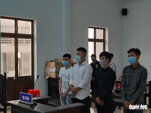 Hơn 9 tháng tù cho nhóm quái xế chặn quốc lộ để đua xe trái phép - Ảnh 1. Hơn 9 tháng tù cho nhóm quái xế chặn quốc lộ để đua xe trái phép - Ảnh 1.