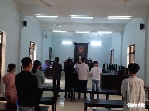 Hơn 9 tháng tù cho nhóm quái xế chặn quốc lộ để đua xe trái phép - Ảnh 2. Hơn 9 tháng tù cho nhóm quái xế chặn quốc lộ để đua xe trái phép - Ảnh 2.