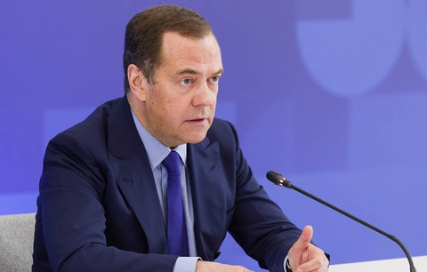 Ông Medvedev bác lời kêu gọi về hiệp ước vũ khí hạt nhân của Tổng thống Biden - Ảnh 1. Ông Medvedev bác lời kêu gọi về hiệp ước vũ khí hạt nhân của Tổng thống Biden - Ảnh 1.