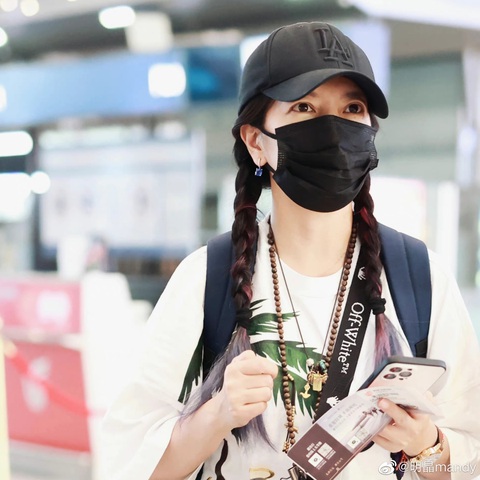 Ơn giời, cuối cùng ‘Én nhỏ Triệu Vy cũng chịu công khai xuất hiện - Ảnh 2. Ơn giời, cuối cùng ‘Én nhỏ Triệu Vy cũng chịu công khai xuất hiện - Ảnh 2.