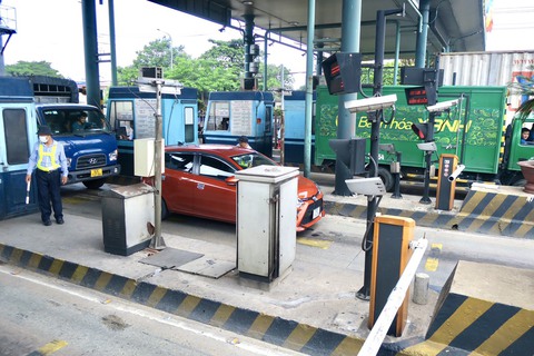 Ngày đầu tiên thu phí không dừng ở cao tốc: Còn nhiều lỗi cần khắc phục - Ảnh 2. Ngày đầu tiên thu phí không dừng ở cao tốc: Còn nhiều lỗi cần khắc phục - Ảnh 2.