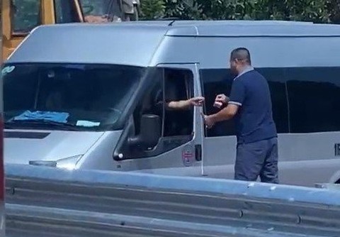 Nhân dịp tai nạn giao thông, một người đàn ông đứng ra thu tiền xe vào cao tốc - Ảnh 2. Nhân dịp tai nạn giao thông, một người đàn ông đứng ra thu tiền xe vào cao tốc - Ảnh 2.