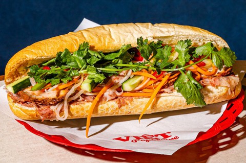 Anh chàng người Anh quyết mở tiệm bánh mì Việt Nam vì quá ám ảnh - Ảnh 1. Anh chàng người Anh quyết mở tiệm bánh mì Việt Nam vì quá ám ảnh - Ảnh 1.