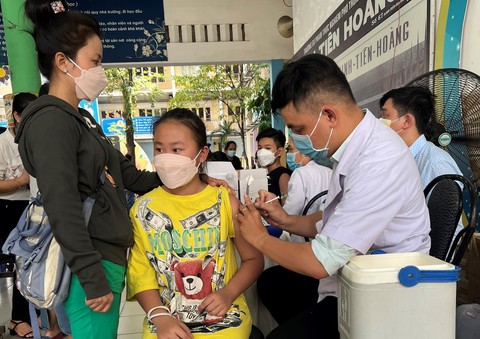 Chưa triển khai tiêm vắc xin cho trẻ trong đợt cao điểm, các quận TP.HCM nói gì? - Ảnh 1. Chưa triển khai tiêm vắc xin cho trẻ trong đợt cao điểm, các quận TP.HCM nói gì? - Ảnh 1.
