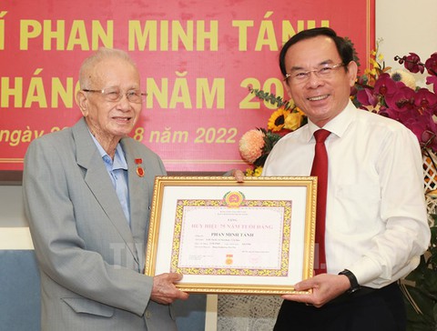 Bí thư Nguyễn Văn Nên trao huy hiệu 75 năm tuổi Đảng cho ông Phan Minh Tánh - Ảnh 1. Bí thư Nguyễn Văn Nên trao huy hiệu 75 năm tuổi Đảng cho ông Phan Minh Tánh - Ảnh 1.
