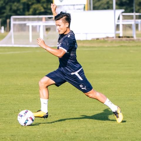 Lần thứ 4 được đăng ký thi đấu, cổ động viên hy vọng Quang Hải giúp Pau FC giành 3 điểm - Ảnh 1. Lần thứ 4 được đăng ký thi đấu, cổ động viên hy vọng Quang Hải giúp Pau FC giành 3 điểm - Ảnh 1.