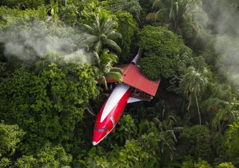 Máy bay Boeing cũ độ thành khách sạn độc nhất vô nhị giữa resort trong rừng rậm - Ảnh 1. Máy bay Boeing cũ độ thành khách sạn độc nhất vô nhị giữa resort trong rừng rậm - Ảnh 1.