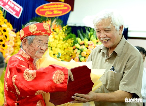 Hai sử gia trăm tuổi Nguyễn Đình Đầu, Nguyễn Đình Tư và cuộc trò chuyện có một không hai - Ảnh 8. Hai sử gia trăm tuổi Nguyễn Đình Đầu, Nguyễn Đình Tư và cuộc trò chuyện có một không hai - Ảnh 8.