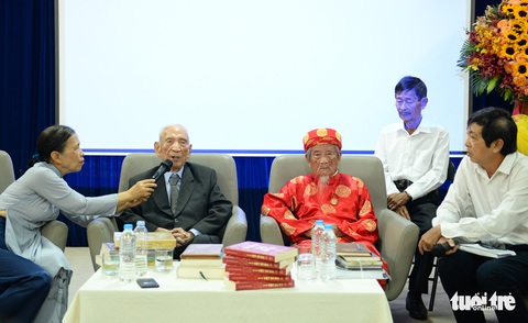 Hai sử gia trăm tuổi Nguyễn Đình Đầu, Nguyễn Đình Tư và cuộc trò chuyện có một không hai - Ảnh 1. Hai sử gia trăm tuổi Nguyễn Đình Đầu, Nguyễn Đình Tư và cuộc trò chuyện có một không hai - Ảnh 1.