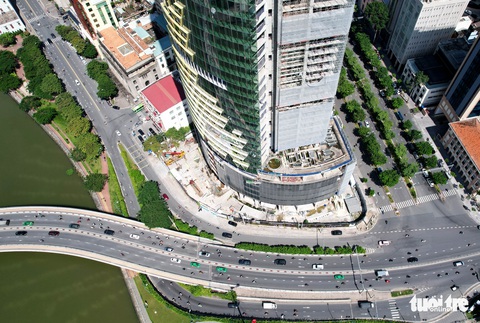 Tòa nhà chọc trời ‘làm xấu bộ mặt TP.HCM hơn 10 năm có chủ mới, đổi tên thành IFC One Saigon - Ảnh 5. Tòa nhà chọc trời ‘làm xấu bộ mặt TP.HCM hơn 10 năm có chủ mới, đổi tên thành IFC One Saigon - Ảnh 5.